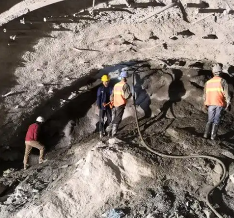 同心拱顶带模注浆料的施工流程及注意事项